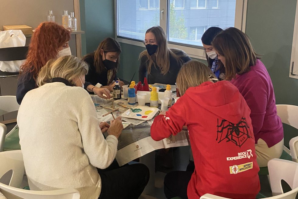 Le volontarie di ACMT impegnate in attività quotidiane